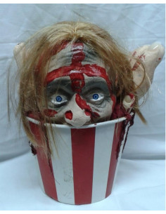 Cubo palomitas con cabeza mutilada