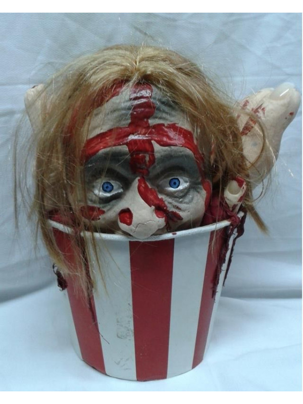 Cubo palomitas con cabeza mutilada