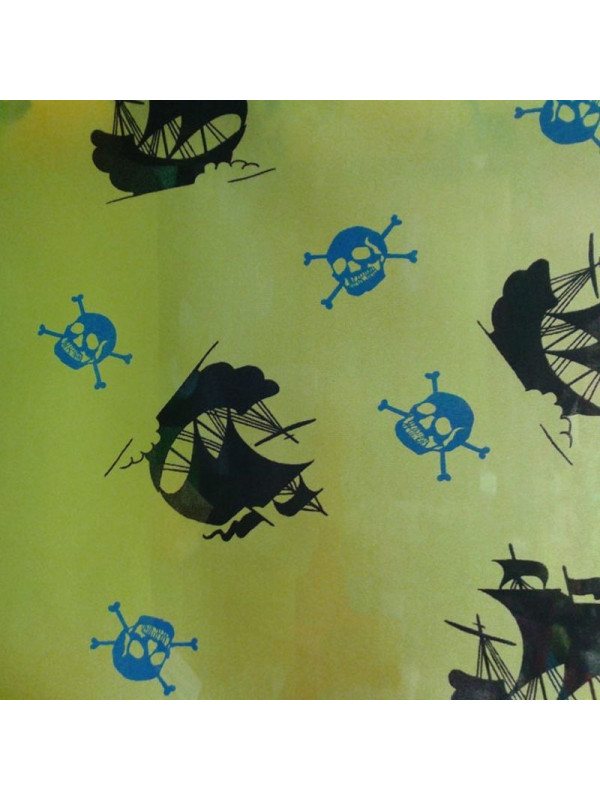 Tela de satin amarillo estampado pirata