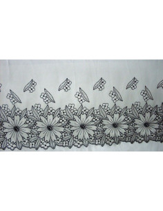 Blonda cruda con flor negra