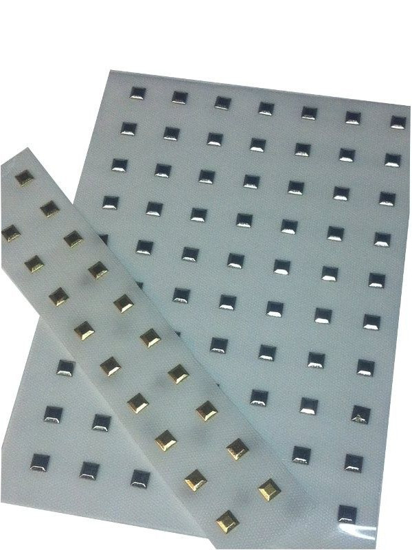 Adornos cuadrados para la ropa