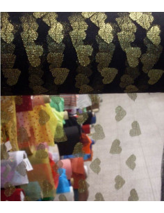 Tejido de tul con corazones dorados