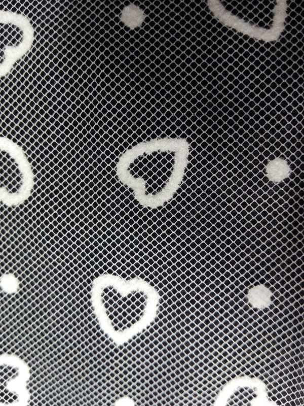 Tul blanco con corazones