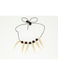 Collar cavernícola con colmillos