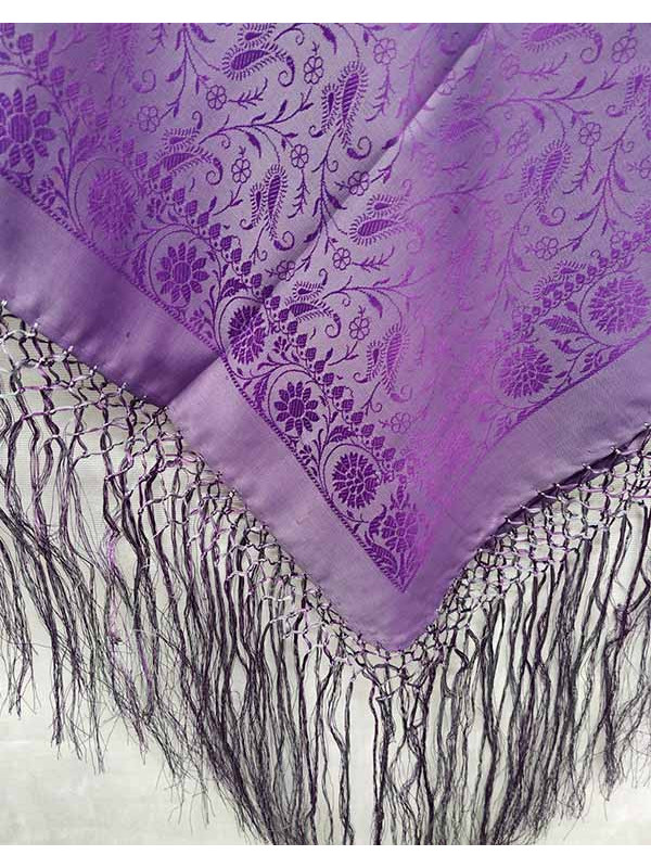 Pañuelo regional con fleco morado detalle