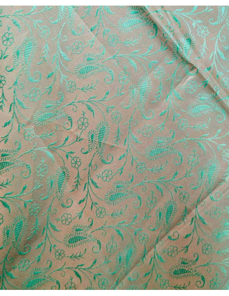 Pañuelo regional con fleco verde detalle