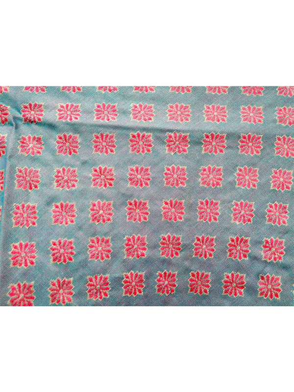 Pañuelo regional 402 fucsia detalles