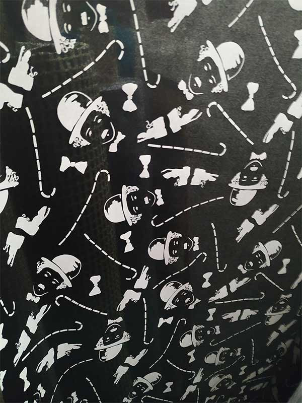 Tela satín estampado Chaplin negro