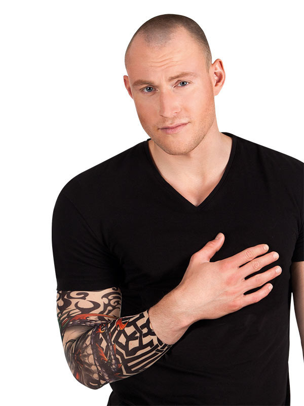 Brazo con tatuajes surtidos