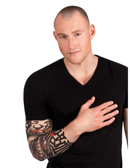 Brazo con tatuajes surtidos