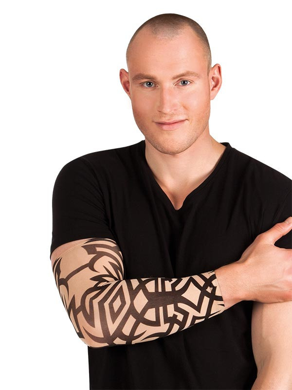 Brazo con tatuajes tribal