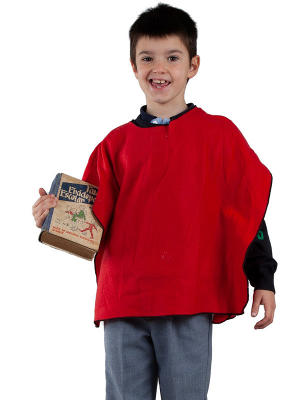 Poncho para el colegio infantil rojo detalle