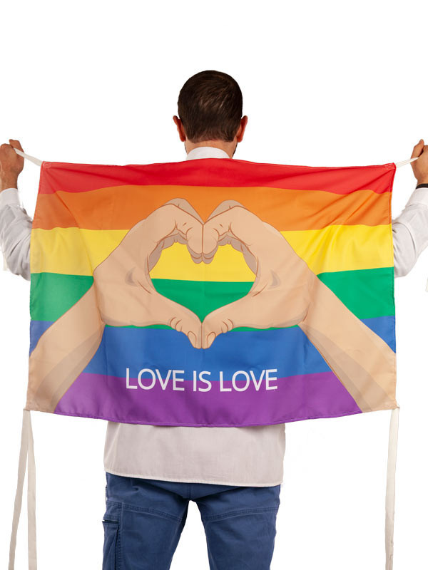 Bandera del Orgullo manos espalda