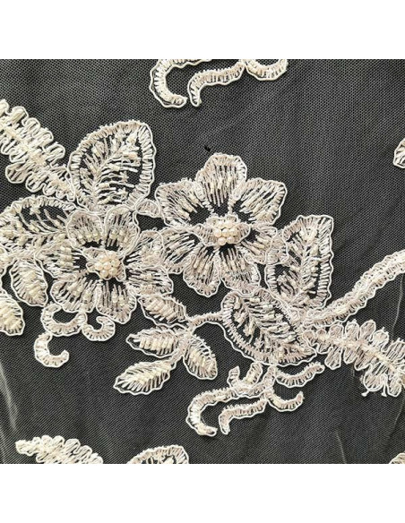 Tul bordado con hilo y piedras Sonja detalle