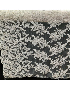 Tul bordado con hilo y piedras Sonja