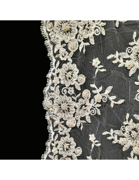 Tul bordado con piedras Meraki terminación