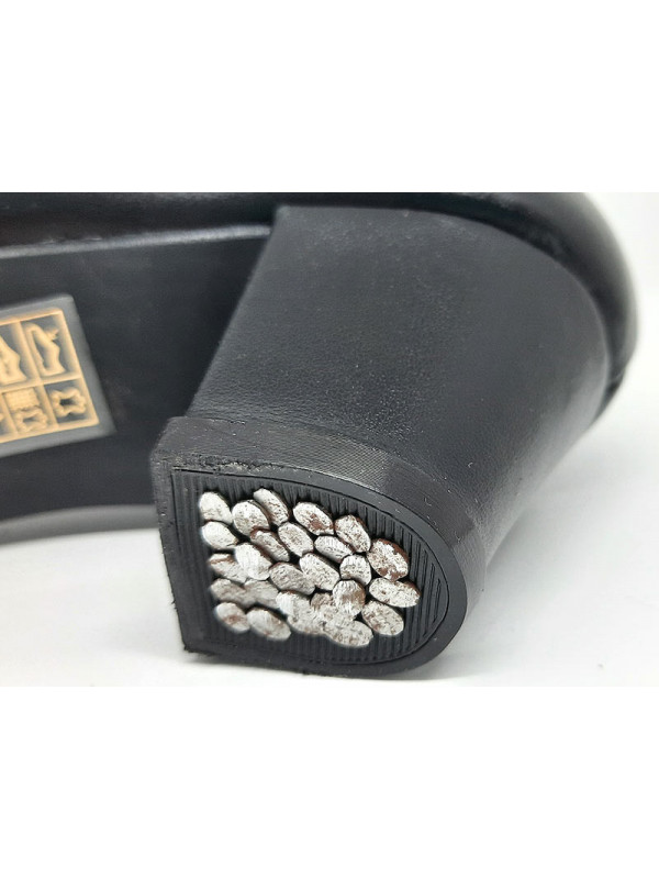 Zapatos flamenca de piel claveteado