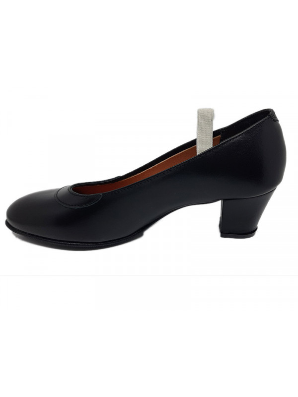 Zapatos flamenca de piel claveteado