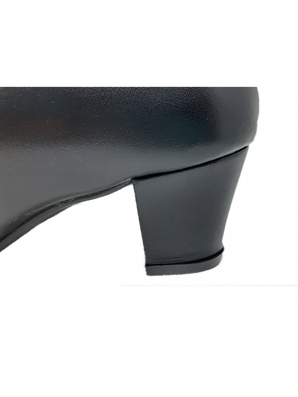 Zapatos flamenca de piel claveteado