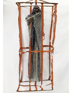 Esqueleto preso en jaula