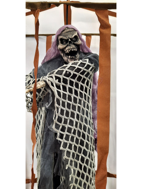 Esqueleto preso en jaula detalle