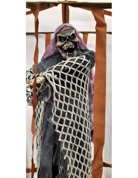 Esqueleto preso en jaula detalle